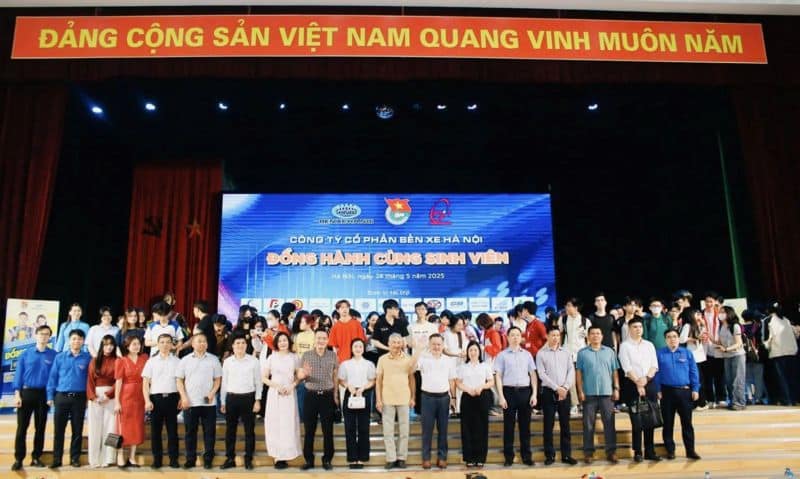 Vận Tải Quốc Tế Đức Phát tặng quà sinh viên