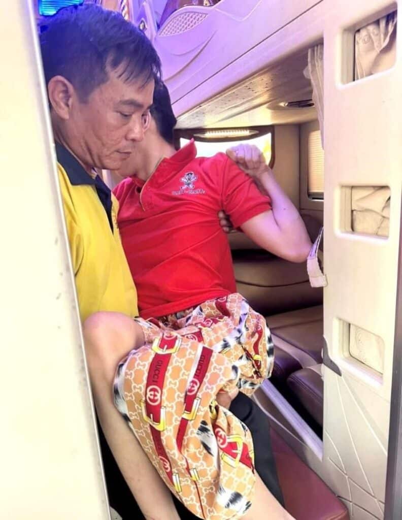 Nhân viên của Đức Phát hỗ trợ khách hàng lên/xuống xe