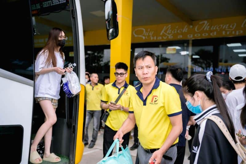 Nhân viên của Đức Phát cẩn thận xách đồ và sắp xếp cẩn thận hành lý