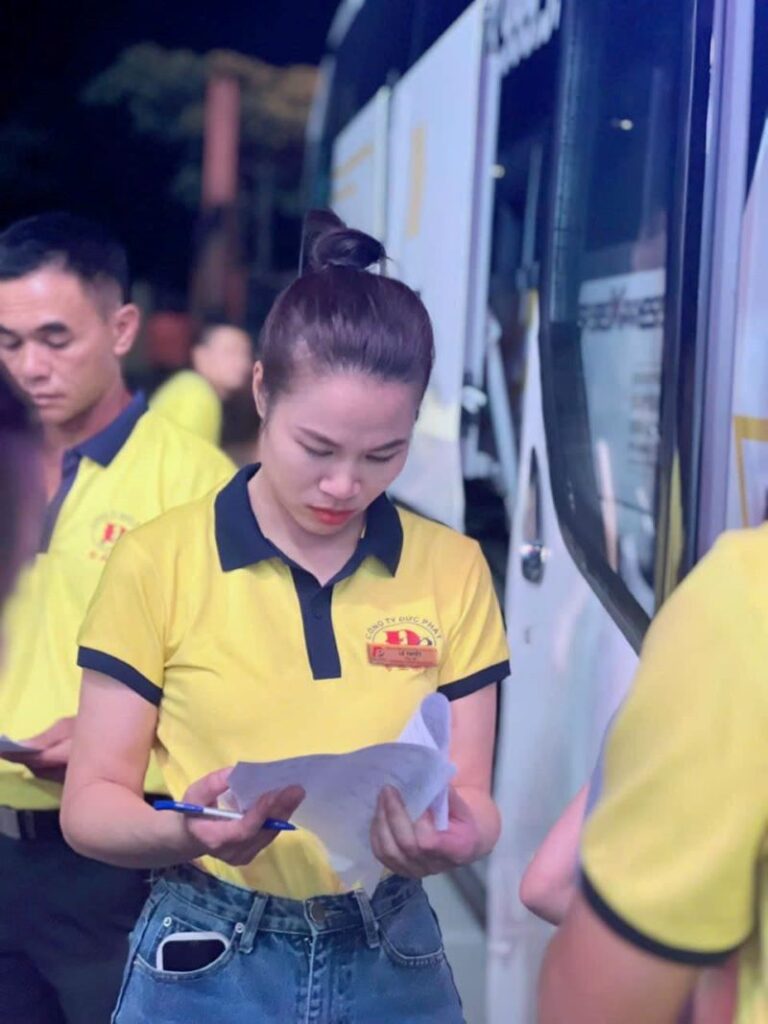Nhân viên Đức Phát kiểm tra danh sách khách hàng trước giờ khởi hành