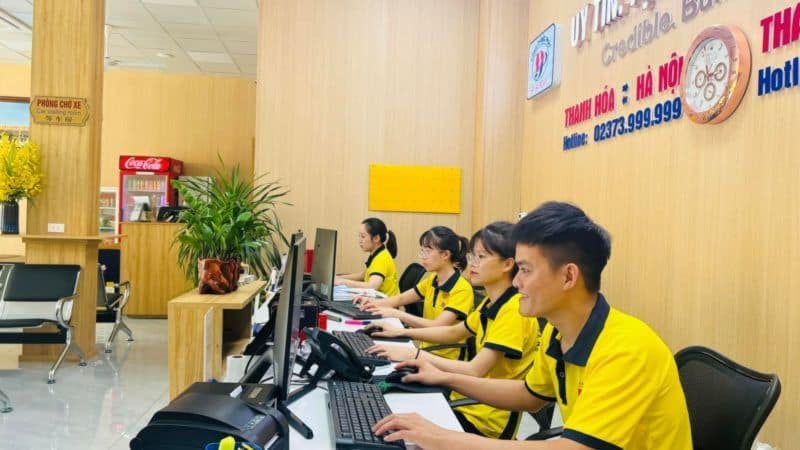 Nhân viên Đức Phát sẵn sàng phục vụ khách hàng đặt vé online linh hoạt