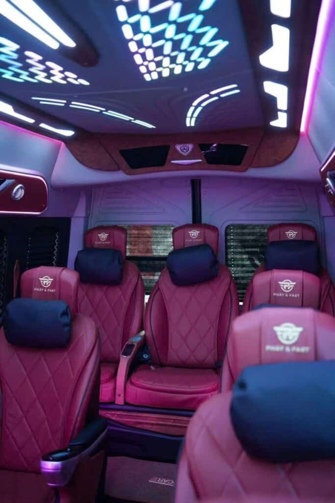 Hệ thống ghế ngồi xe Xe limousine Đức Phát dùng loại da cao cấp massager dễ chịu