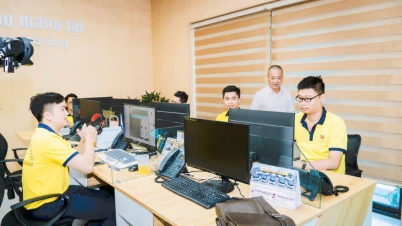 Nhân viên nhà xe hỗ trợ hành khách đặt vé tại phòng vé