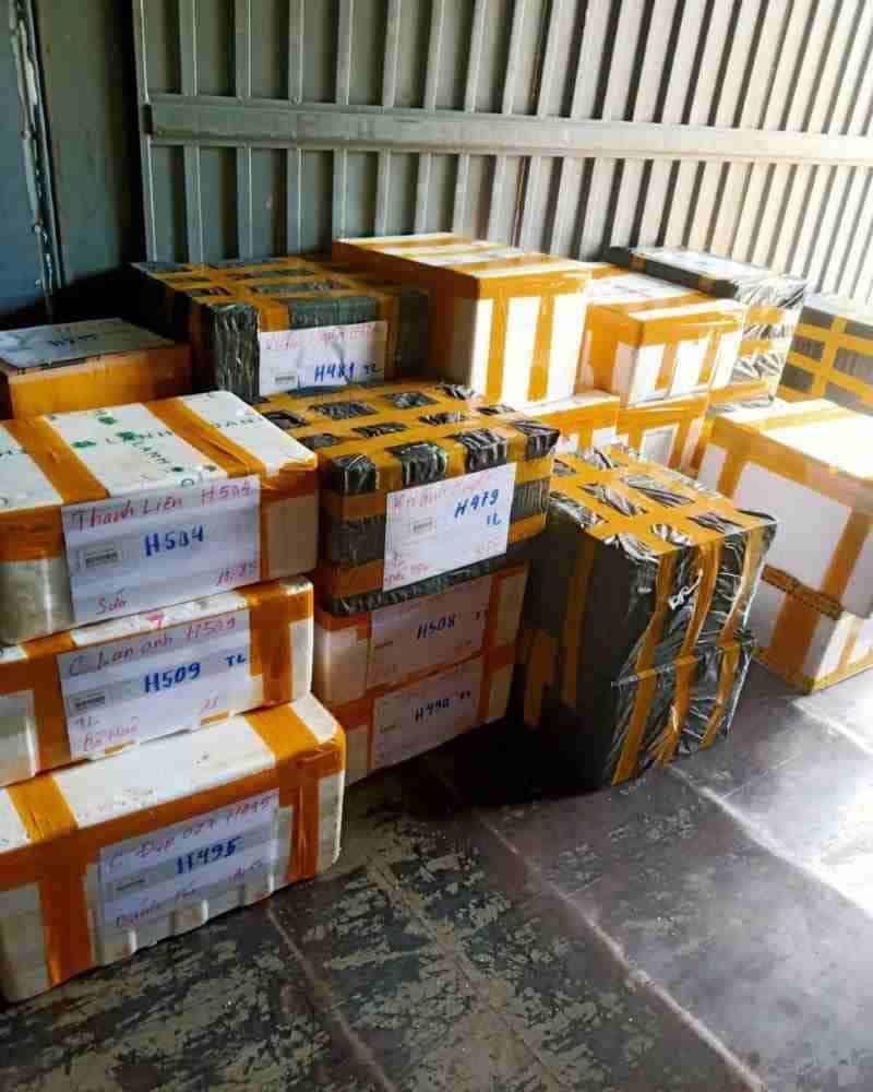 Khách hàng gửi hàng tại điểm tập kết nhà xe Đức Phát