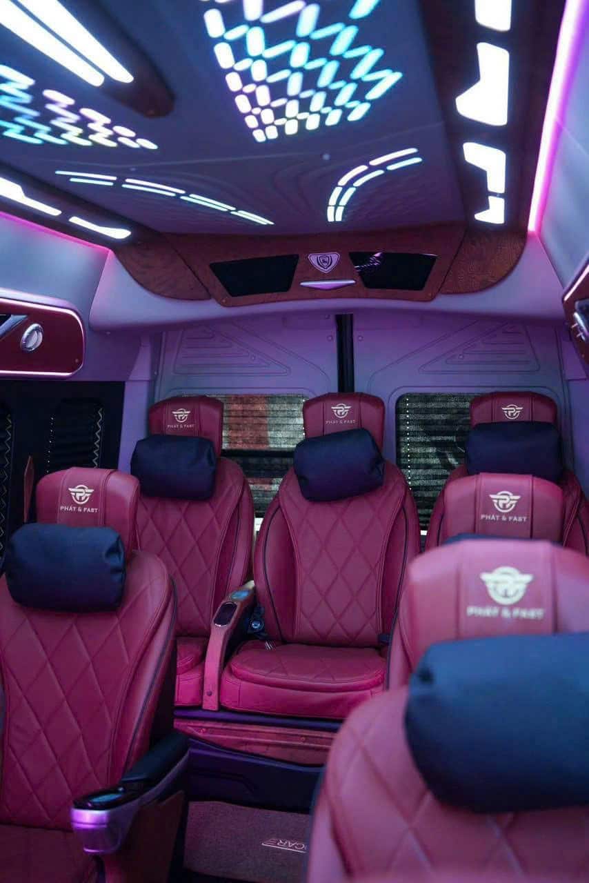 Nội thất xe limousine sang trọng, ghế da cao cấp tích hợp tivi giải trí
