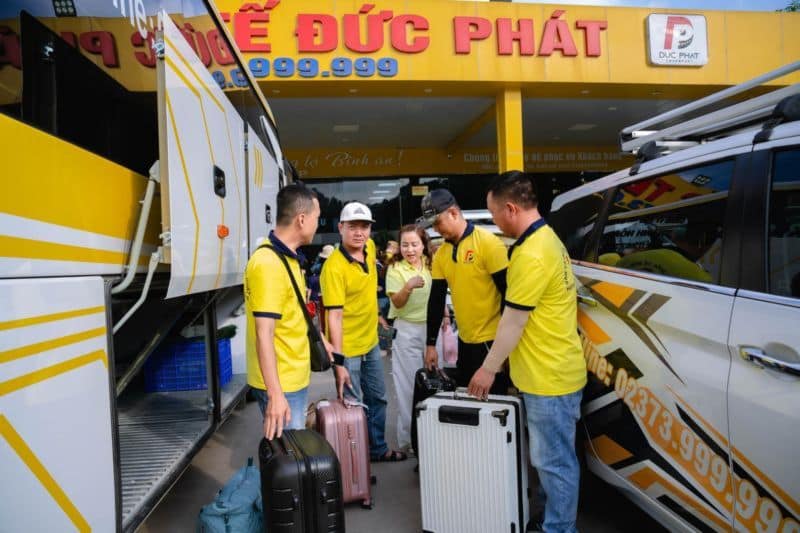 Tài xế đón khách tận nơi đúng địa điểm, đúng giờ đặt xe