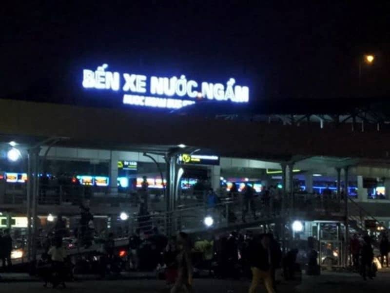 Khu vực bán vé và các hoạt động hành chính thường bắt đầu từ 5h00 sáng đến khoảng 22h00 tối