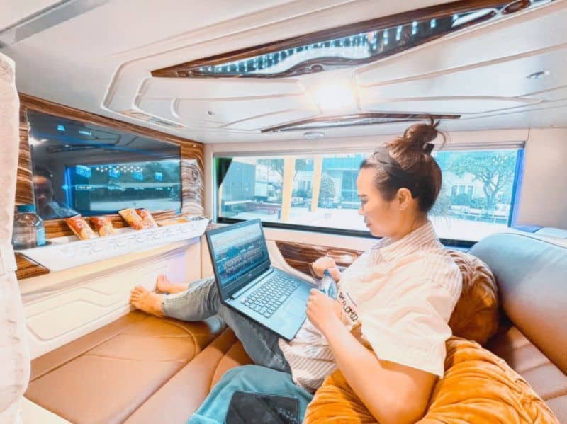 Các buồng giường đều có rèm kéo riêng tư, điều hòa tùy chỉnh