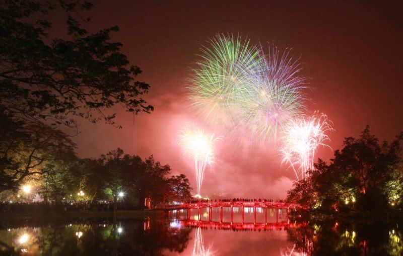 Thủ đô cũng có nhiều điểm bắn pháo hoa tầm thấp,