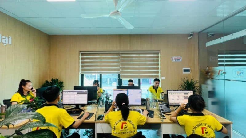 Nhân viên nhà xe hỗ trợ khách hàng đổi vé online tiện lợi